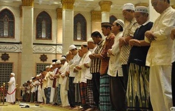 Foto Shalat berjamaah di masjid (net) 