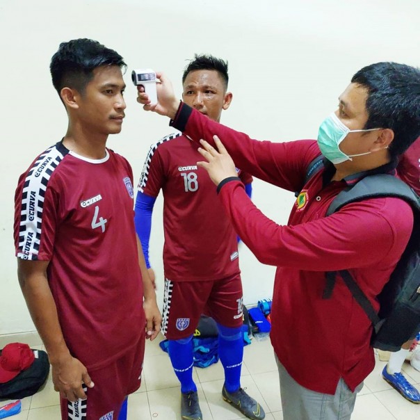 Pemain PSPS Riau tengah dicek tim medis, guna antisipasi Virus Corona