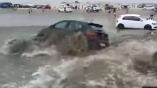 Kendaraan wisatawan yang terseret gelombang tsunami yang melanda Brasil. Foto: int 