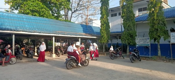 Sekolah di Pelalawan masih masuk, padahal ada himbauan dari Gubernur Riau Syamsuar untuk belajar di rumah (foto/Ardi)
