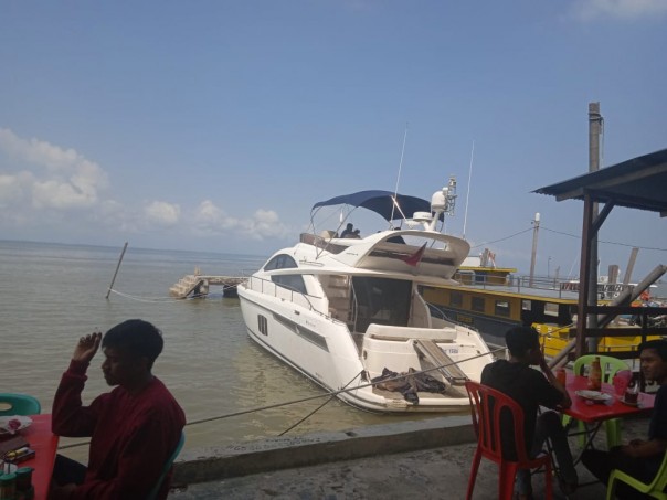 Kelima orang warga negara asing (WNA) yang sempat terdampar di Tanjung Mayat perairan Bengkalis (foto/int) 