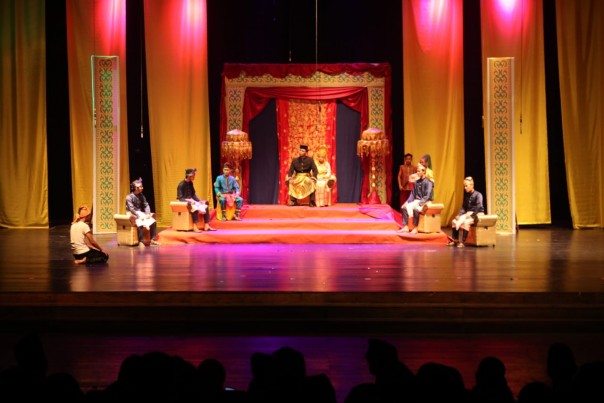 Penampilan Syair dan Musik Kerajaan, serta pertunjukan Teater berjudul Sultan Syarif Qasim II, dari Sanggar Langkah Panglimo pada acara Yogyakarta Bedelau Fest (foto/Lin)