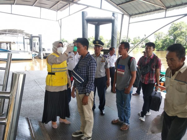 Pemeriksaan penumpang masuk di Pelabuhan Sungai duku