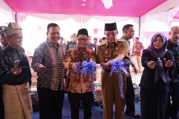 Bupati Kabupaten Indragiri Hilir HM Wardan meresmikan pemakaian Kantor Bandan Pengawas Pemilu Umum Kabupaten Indragiri Hilir (foto/Rgo)