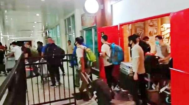 Kedatangan TKA China terekam dalam sebuah video yang diambil di Bandara Haluoleo, Kendari, Sulawesi Tenggara. 