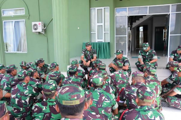 Danrem 031/WB Brigjen TNI Mohammad Fadjar, MPICT tengah menyampaikan arahan pada personil Kodim 0321/WB. (Foto. Penrem)