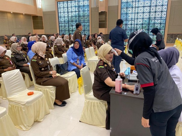 Kajati Riau Mia Amiati tengah diberikan vaksin Influenza untuk mencegah penyebaran virus corona. (Foto. Humas)