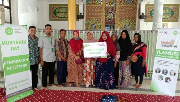 Pemberian zakat berlangsung di Masjid Al-Iklas, Perumahan Villa Permata Paus, Kelurahan Tangkerang Barat (foto/ist)