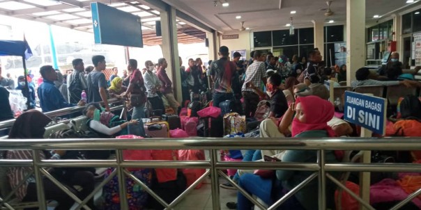 Terminal Bandar Maharani Bandar Diraja Jabatan Laut Malaysia diserbu ribuan warga Negara Indonesia (WNI) yang akan pulang ke Indonesia (foto/Hari)