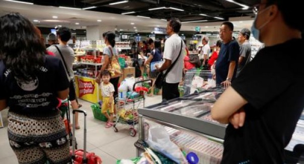 Warga Singapura borong sembako setelah Malaysia mengumumkan lockdown (foto/int)