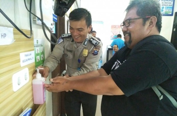 Program bersih bersih lingkungan yang merupakan instruksi dari Kepala Kepolisian Daerah (Kapolda) Riau (foto/Hari)