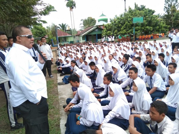 Bupati Inhu Yopi Arianto sosialisasi soal virus corona ke pelajar (foto/int)
