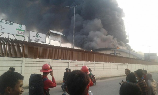 Sebuah gudang milik PT Hamparan Alam Baruna Indonesia (HABI) di Jalan Pertiwi Kampung Pinang Sebatang Timur Kecamatan Tualang, Siak terbakar (foto/Ibal)
