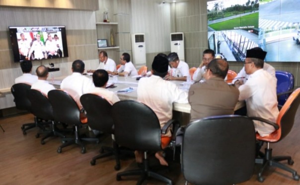 Gubernur Provinsi Riau Syamsuar, Wagub Riau Edi Natar Nasution, melakukan Video Confrence bersama dengan Bupati/Walikota se-Provinsi Riau (foto/Lin)