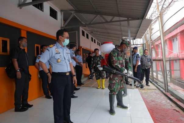 Kakanwilkumhan Riau bersama personil TNI tengah melakukan penyemprotan di Rutan Sialang Bungkuk Pekanbaru.