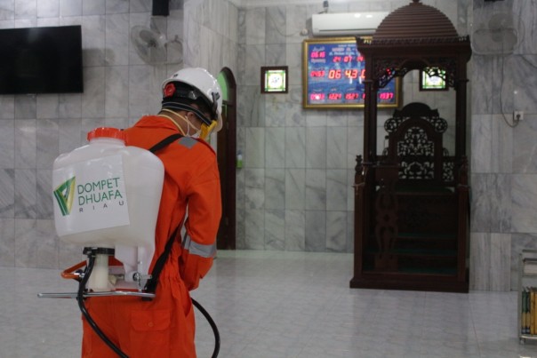 Tim Dompet Dhuafa Riau melakukan penyemprotan disinfektan di masjid yang ada di Pekanbaru. (Foto: Istimewa)