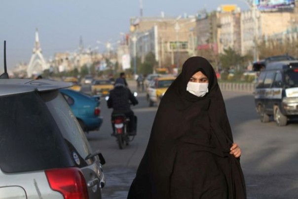 Warga Iran dengan menggunakan masker melintai jalanan umum di Teheran. Kasus Corona di negara itu kian mengkhawatirkan. Foto: int 