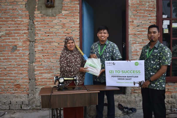 IZI Riau membagikan mesin dan peralatan menjahit sebagai bantuan ke penerima manfaat pelatihan jahit (foto/ist)
