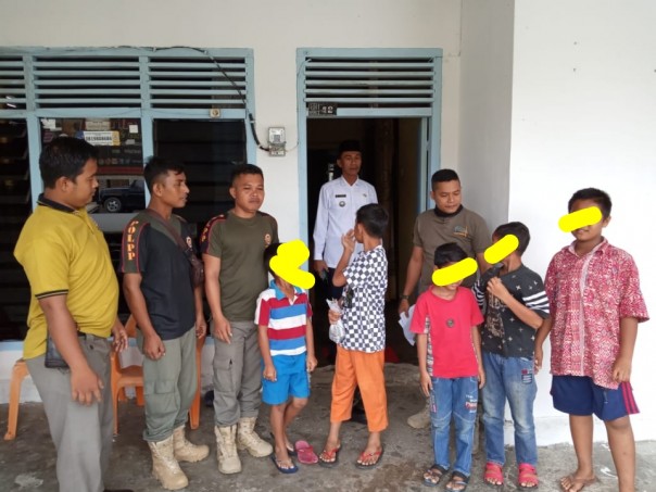 Camat Rengat bersama Anggota Satuan Polisi Pamong Praja (Satpol PP) Kabupaten Indragiri Hulu melakukan razia ke warnet (foto/Rou)