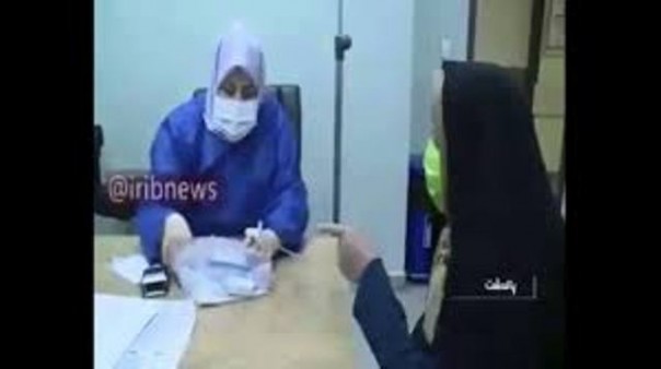 Foto yang tengah viral di media sosial, menggambarkan dokter Shirin yang tetap bekerja meski tangannya sudah dipasang infus. Foto: int 