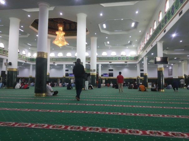 Pelaksanaan shalat Jumat di Masjid Raya Annur Provinsi Riau. Jumat 20 Maret 2020