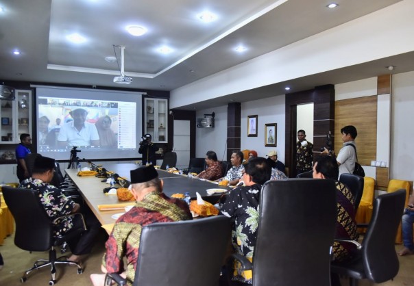 Bupati Kabupaten Indragiri Hilir (Inhil) HM Wardan yang didampingi Wakil Bupati H Syamsuddin Uti melakukan Video Conference dengan beberapa Camat (foto/Rgo)