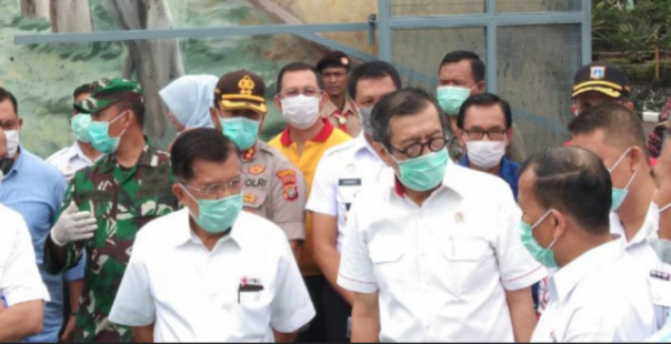 Ketua Umum PMI Jusuf Kalla bersama Menteri Hukum dan HAM Yasonna Laoly saat penyemprotan disinfektan di Lapas Cipinang, Jakarta. Foto: int 