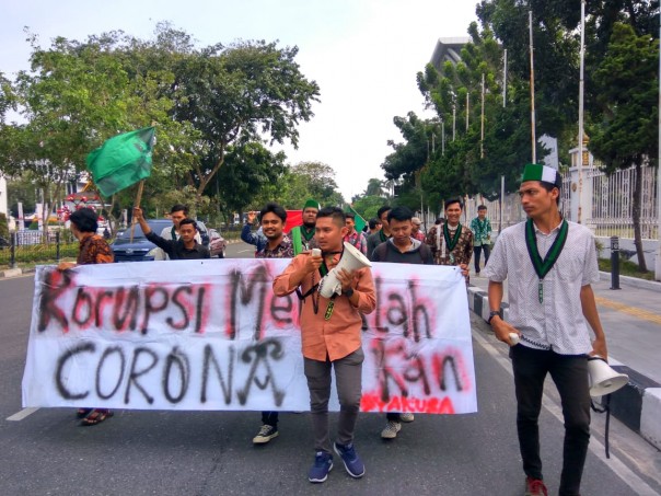 Aksi mahasiswa yang teegabung di HMI Pekanbaru
