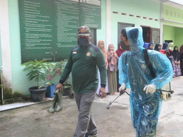 Ketua GP Ansor Riau Purwaji bersama tim melakukan penyemprotan disinfektan di pesantren Nurul Huda Pekanbaru (foto/ist)