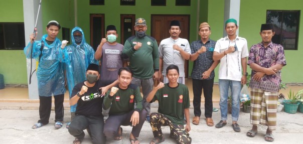 Ketua GP Ansor Riau Purwaji bersama tim usai melakukan penyemprotan disinfektan di Pesantren Nurul Huda Pekanbaru (foto/ist)