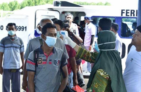 Penumpang kapal diperiksa satu per satu suhu tubuhnya, untuk mencegah penyebaran Covid19. (Foto istimewa)