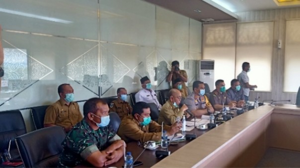 Bupati Pelalawan HM Harris ke Gubernur Riau dalam teleconference di Kantor Bupati Pelalawan (foto/Ardi)