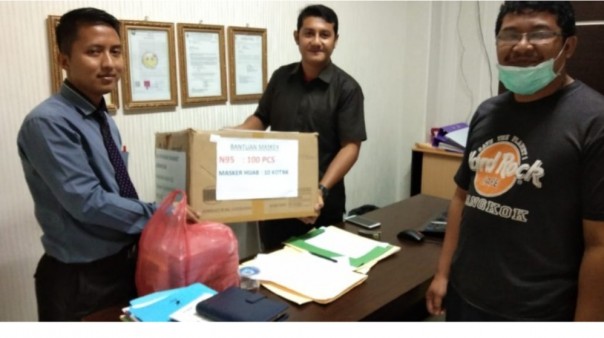 Yayasan Sahabat Quran Siak menyerahkan bantuan 100 buah masker  N95 dan 10 kotak Masker bedah untuk Team Medis RSUD Siak (foto/Lin)