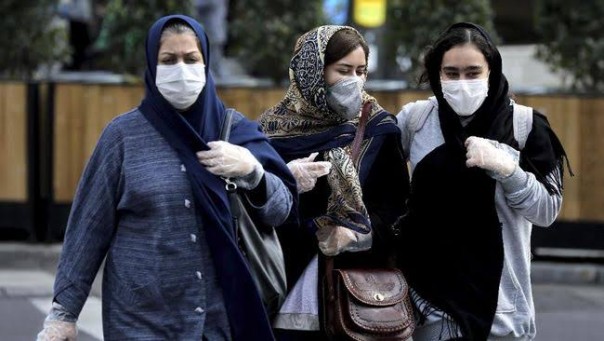 Warga Iran menggunakan masker sebagai antispasi penyebaran virus corona (net) 