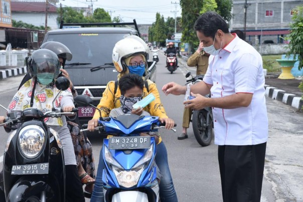Dewan Pimpinan Cabang (DPC) Partai Demokrasi Indonesian Perjuanagan (PDIP) Kabupaten Bengkalis membagikan masker secara gratis (foto/Hari)