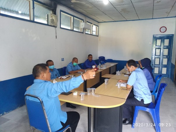 Direktur Perumda Air Minum Tirta Terubuk Kabupaten Bengkalis, Jufrizal, SE saat bersama karyawan (foto/Hari)