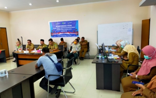Plh Bupati Bengkalis H Bustami di Posko Covid-19 Lantai II Dinas Kesehatan Kabupaten Bengkalis (foto/Hari)