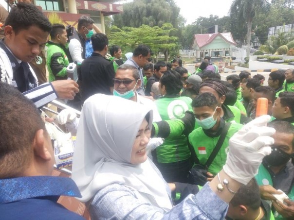 DPRD Riau Bagi-bagi Cairan Handsanitizer Pada Pengemudi Ojol