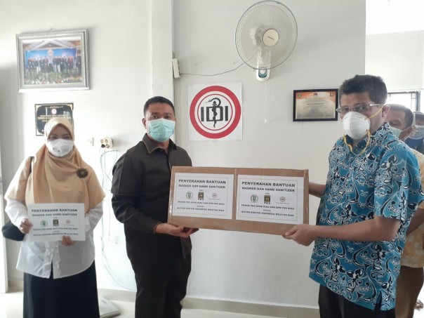 Anggota Fraksi PKS DPRD Riau Makarius Anwar dan Arnita Sari menyerahkan bantuan masker N95 dan hand sanitizer kepada IDI Riau