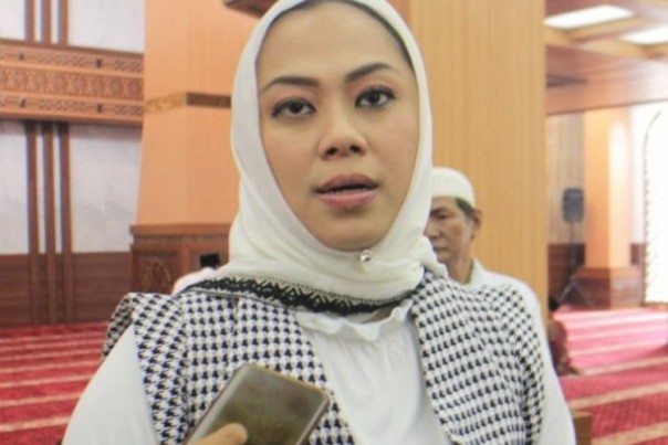 Gubernur Jawa Barat (Jabar) Ridwan Kamil umumkan Bupati Karawang Cellica Nurrachadiana positif terinfeksi virus Corona (foto/int)