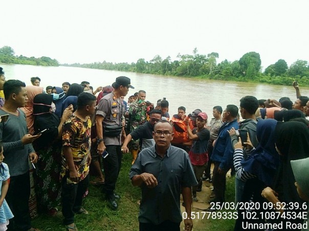 ditemukan tim gabungan sudah tidak bernyawa lagi pada saat melakukan penyisiran di perairan sungai Indragiri (foto/Rou)