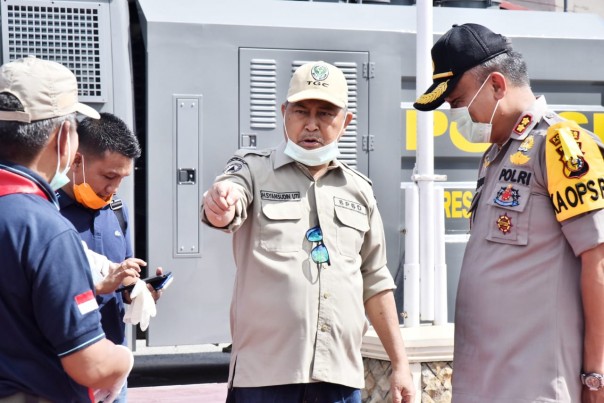 Wakil Bupati H Syamsuddim Uti turun lansung melakukan penyemprotan disinfektan di jalan-jalan protokol (foto/Rgo) 