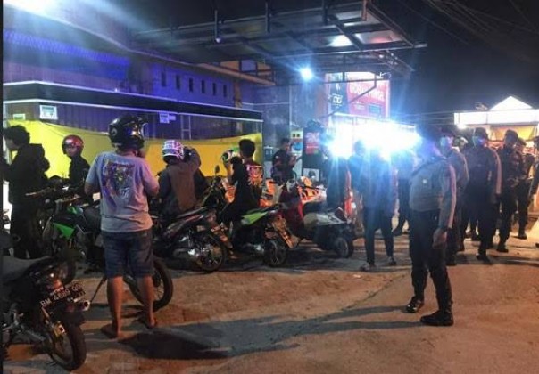 Aparat Kepolisian Pekanbaru saat melakukan pembubaran massa (int)