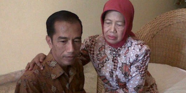 Kenangan Presiden Jokowi bersana ibunda, almarhumah Sujiatmi Notomiharjo. Foto: int 