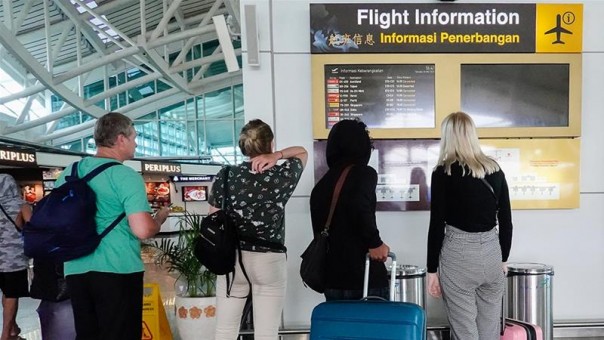 Penguncian Bandara Akibat Virus Corona Membuat Banyak Pelancong Terjebak di Terminal