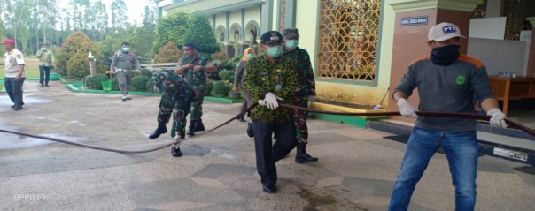 Untuk mencegah Covid-19 di Wilayah Kabupaten Kuantan Singingi, Provinsi Riau. Maka Bupati H. Mursini dan Sekda H. Dianto Mampanini bersama Satuan Polisi Pamong Praja (Satpol PP), melakukan penyemprotan desinfektan (foto/Zar)