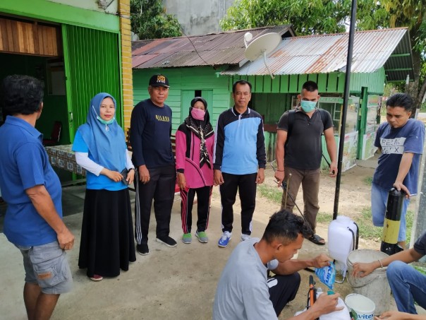 Pemerintah Kecamatan Kuantan Mudik, Kabupaten Kuantan Singingi, Provinsi Riau melakukan penyemprotan disinfektan (foto/Zar)