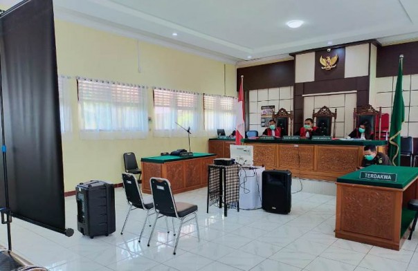 Majelis hakim di Pengadilan Negeri (PN) Rengat, perdana menggelar sidang secara online (foto/Rou)