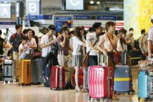 Aktivitas di salah satu bandara di China yang tampak ramai, sebelum wabah Corona. Negara Tirai Bambu akan melarang masuknya orang asing ke negara itu, sebagai antisipasi kembalinya wabah virus Corona, Foto: int 