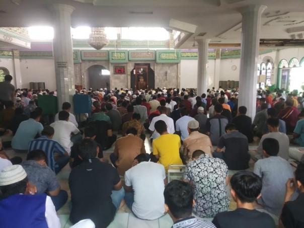Ratusan jamaah Masjid Al-Irsyad pasar Mambo antusias mengikuti rangkaian ibadah Shalat Jumat